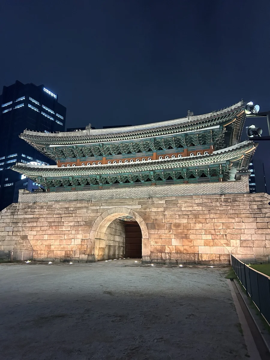 서울의 전통 건축과 현대 도시가 함께 보이는 풍경